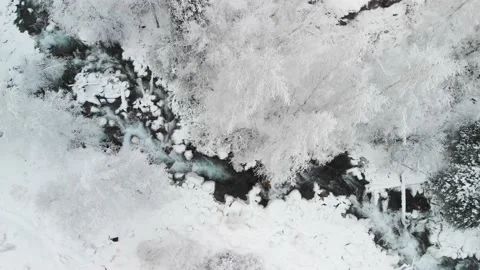 River in the winter snow forest in the mountains 库存影片 143373474