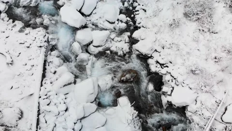 River in the winter snow forest in the mountains 库存影片 143373758