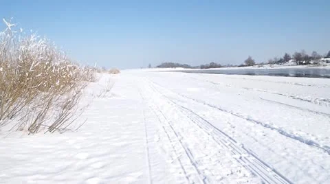 Riverbank Vídeo Stock 21634222