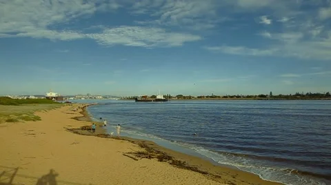 Riverbank Vídeos de archivo 42482498
