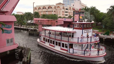 Riverboat Passes Under Drawbridge on New River in Fort Lauderdale, Florida 스톡 동영상 72389251