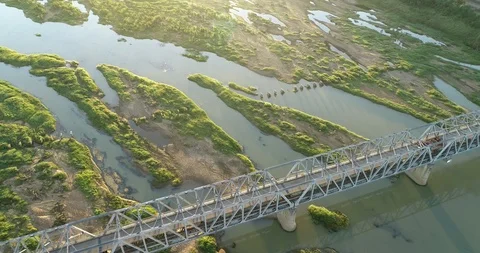 River/Bridge at Sunrise 3 4k Stockbeeldmateriaal 91798367