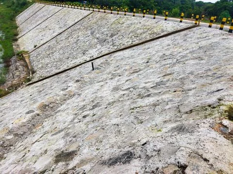 RiverDamPavedWithStons Foto stock