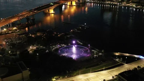Riverfront lights on black water over the Jacksonville Florida city center Vídeo Stock 104734841