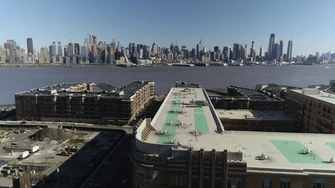 Riverfront rooftops and the Midtown skyline in West New York 動画素材 87958743