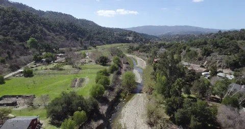 Rivers And Fields Of Ojai Valley In California - Aerial Pullback Vídeos de archivo 306058096