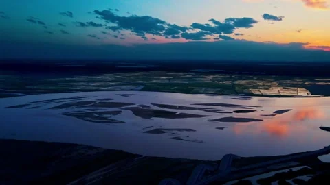 Rivers and fields under the setting sun Vídeo Stock 293939150