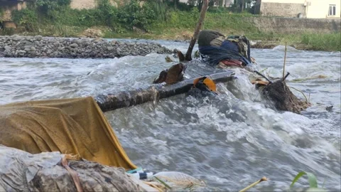 Rivers flow and garbages under the brige 動画素材 224497976