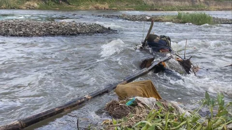 Rivers flow and garbages under the brige 動画素材 224498751