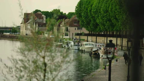 Riverside with boats and tree foreground, Yonne River, Sens, France Vídeo Stock 339201316