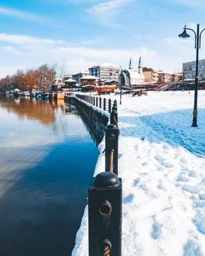 Riverside in the snow in winter Fotos de archivo