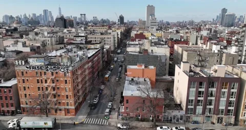 A riverside tower under construction over Williamsburg in Brooklyn, New York Vidéo 168503275