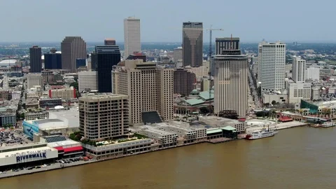 Riverwalk outlet mall below the downtown skyline of New Orleans Vídeos de archivo 111449990