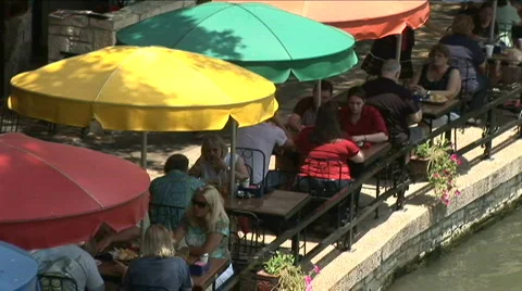 Riverwalk umbrellas 库存影片 724701