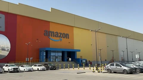 Riyadh, Saudi Arabia, Amazon warehouse online shopping app - video Vídeos de archivo 283382318