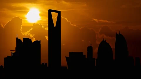 Riyadh Skyline: Time Lapse at Sunset with Red Sun and Fiery Sky, Saudi Arabia Vidéo 152459368