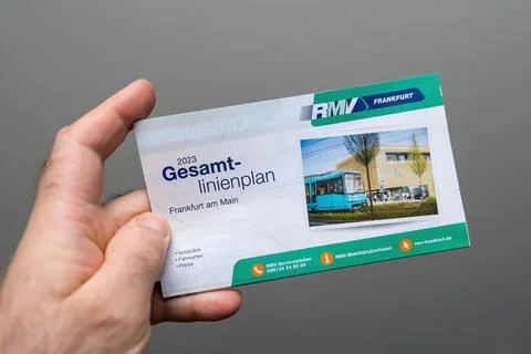 RMV Frankfurt Tramway Map Held by Male Hand Foto stock
