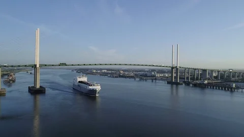 Ro-ro Cargo ship passes under QEII bridge Video stock 92510295