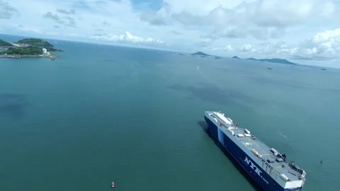 Ro-Ro or roll on-roll off ship, crossing pacific ocean  3 Vidéo 165462049