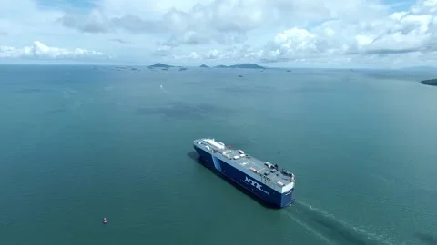 Ro-Ro or roll on-roll off ship, crossing pacific ocean  2 Vidéo 165462068