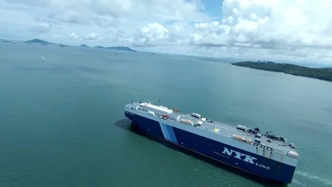 Ro-Ro or roll on-roll off ship, crossing pacific ocean Vidéo 165462153