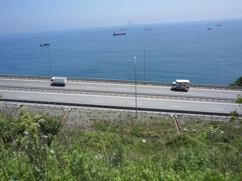 The road along the sea Vídeo Stock 86408007
