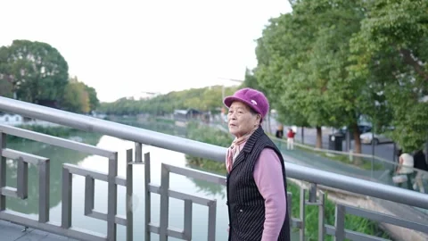 The road along the winter river in the suburbs of Shanghai, China in December. A Vídeo Stock 300362437