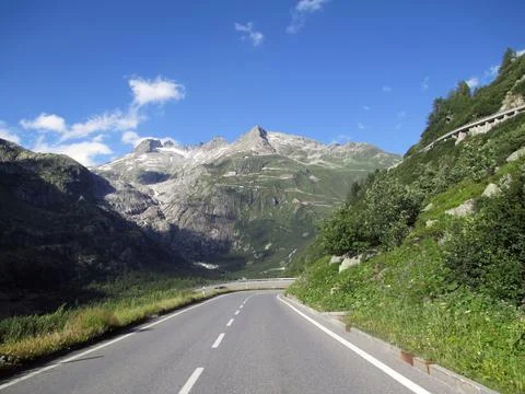 The road and the high switchbacks Foto stock