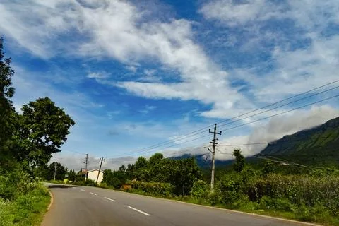 Road and Mountain covered with clouds, Chikkamagaluru , India Foto stock