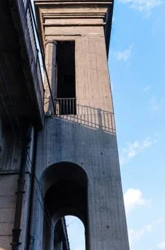 Road and rail split-level bridge over the river Foto stock