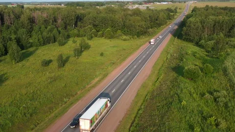 The road between the fields and forests. Vidéo 112857676