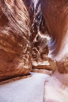 The road between the red rocks to the ancient city of Petra Stock Photos