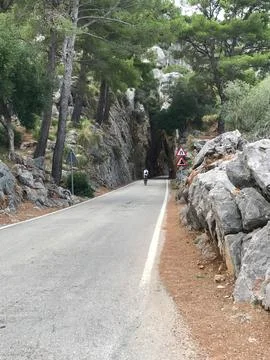 The road between the rocks in the perspective of how far the cyclist is ridin Foto stock