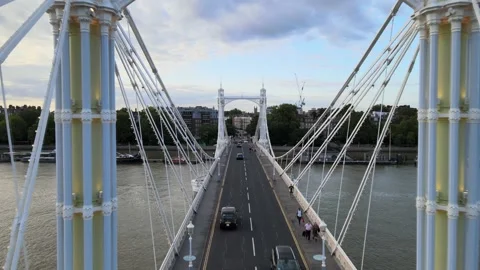 Road between suspension cables of Albert bridge Vídeos de archivo 160231586