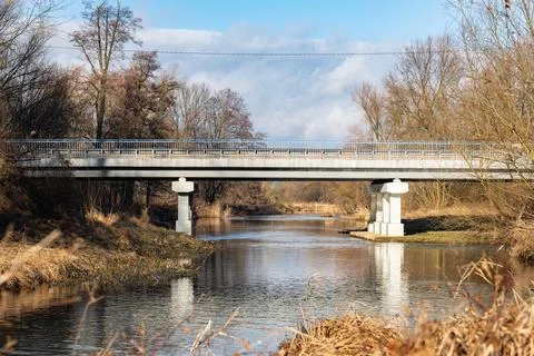 Road Bridge over River in Daylight Foto stock