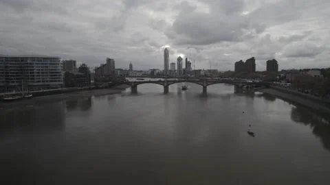 Road bridge over Thames river, wide river in town on cloudy day Stock-Footage 167920014