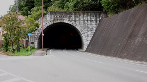 Road cave Видео 92020844