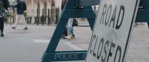 Road Closed Sign Close Up - Pedestrians Walking in Shallow Depth of Field Vidéo 153673489