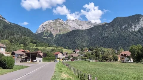 The road to Col de la Forclaz in France Stockbeeldmateriaal 342448694