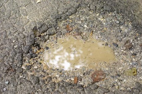 The road collapsed into a hole, causing flooding. Foto stock