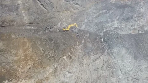 Road construction on the cliff Vídeos de archivo 171588746