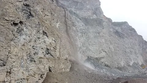 Road construction on the cliff Vídeos de archivo 171588785