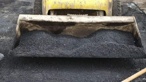 Road construction team uses shovels to distribute new asphalt. Vídeo Stock 224737317