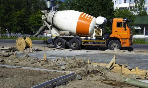 Road Construction Using Concrete and Metal in Summer Foto stock