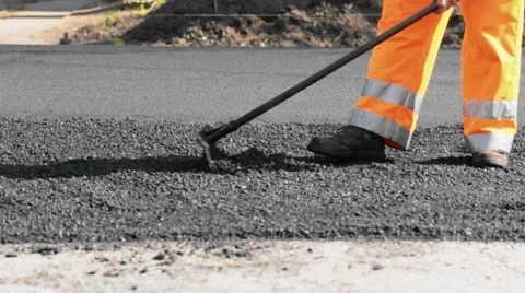 Road construction worker leveling asphalt using rake Vidéo 5954738