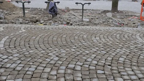 Road Construction Worker Leveling Cobblestones Vídeos de archivo 73070997