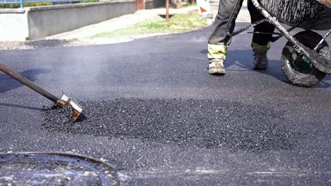 Road Construction Worker Using Asphalt Lute - Slow Motion Vidéo 105294789