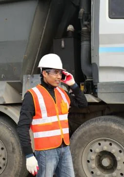 Road construction worker using mobilephone Foto stock