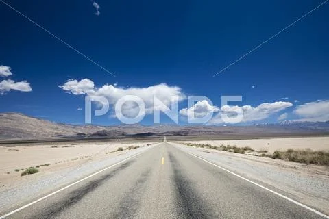 Road to death valley national park, mojave desert, california, nevada, usa Stock Photos