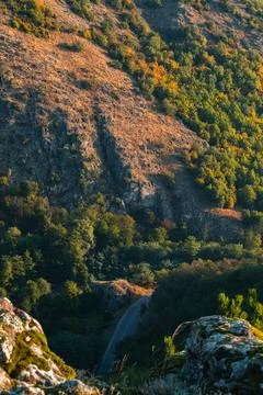 Road down below from a high cliff. Foto stock